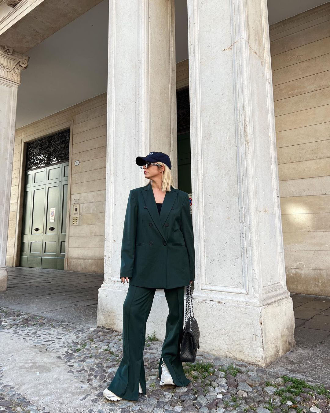 Anna Penello con blazer verde