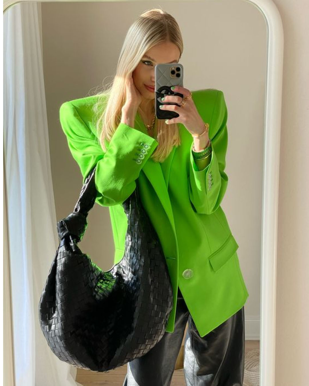 Leonie Hanne con blazer verde lime e maxi bag