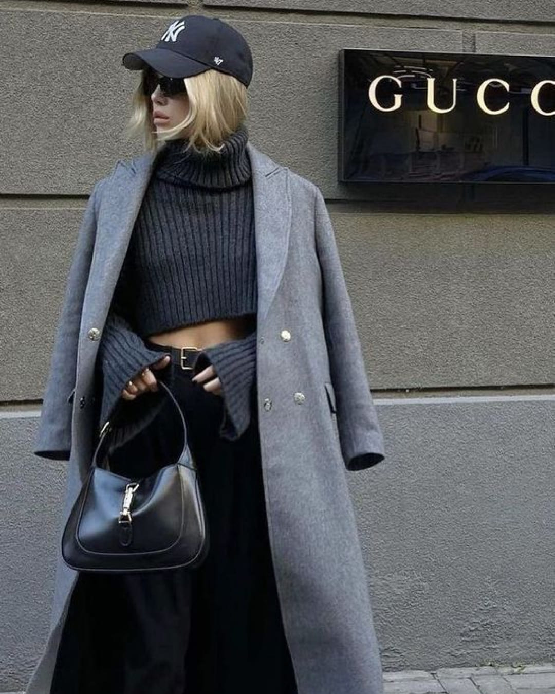 Outfit con cappotto grigio