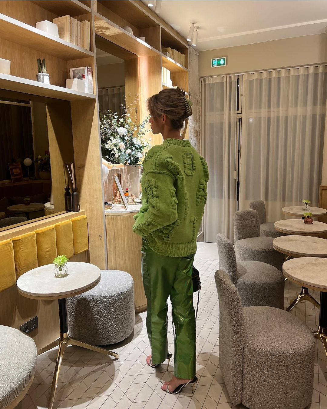 Emily Shak con panatalone metallizzato verde e maglione verde