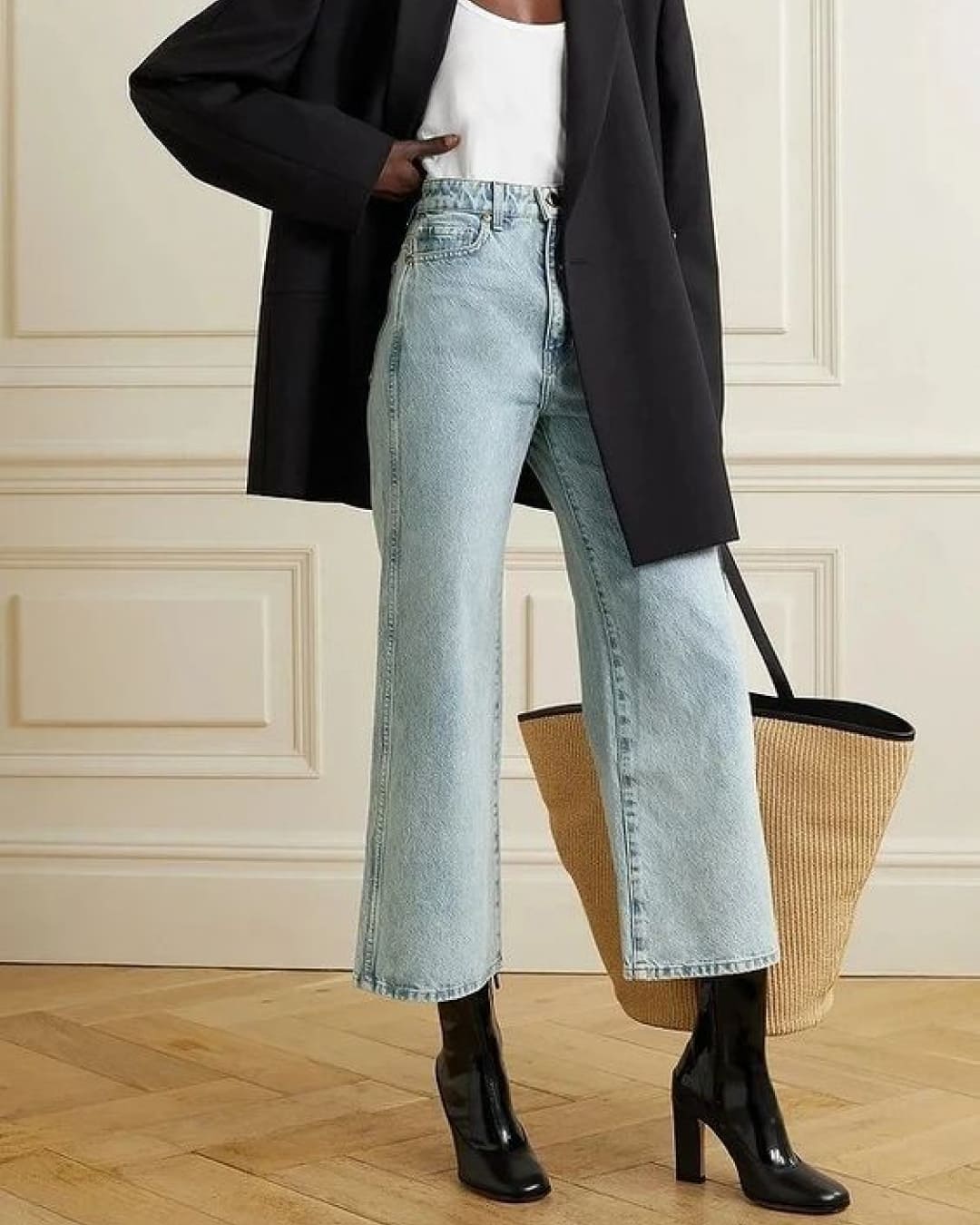 Outfit con stivaletto nero e jeans