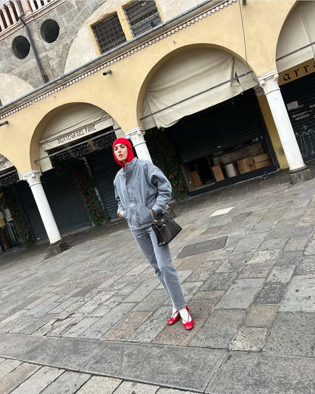 Ludovica Ragazzo con total denim loo, jeans grigi e giacca di jeans grigia, accessori rossi