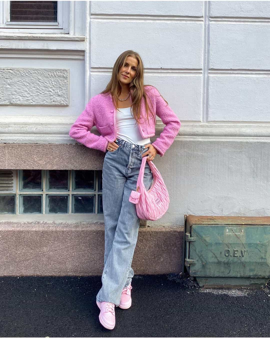 Nina Sandbech con jeans grigio e giacca crop rosa