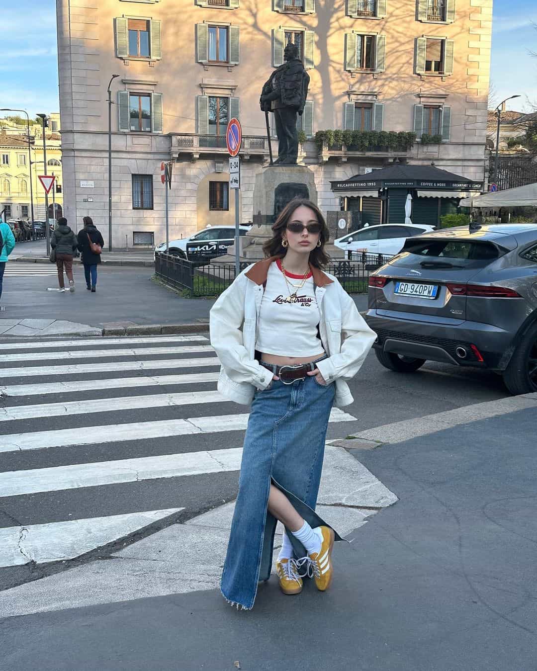 Rebecca Canevali indossa con maxi gonna di jeans