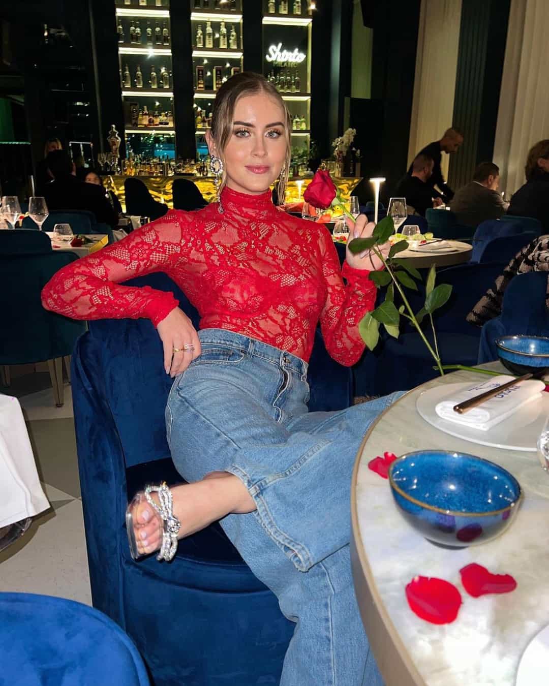 Valentina Ferragni indossa un jeans e un body in pizzo rosso